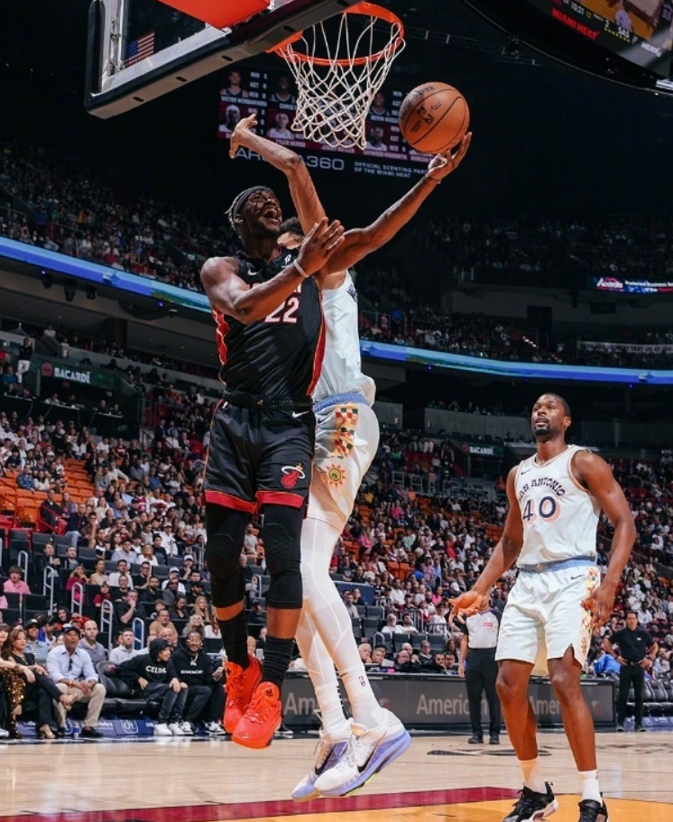 开云官方app入口-热火B队鏖战尼日利亚男篮，欧文绝境逆转